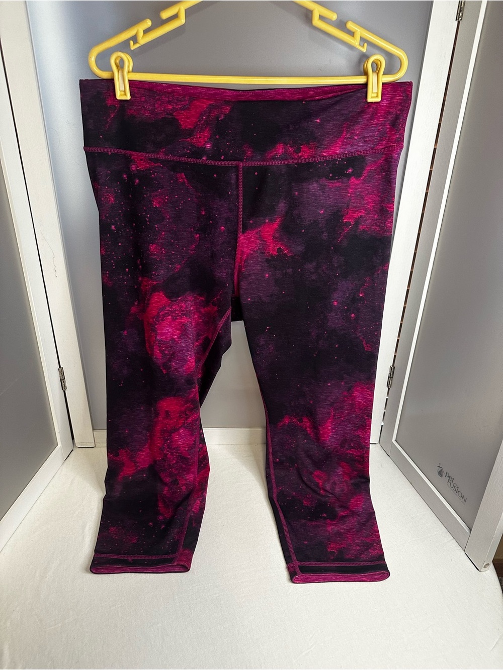 Active life women’s Purple Pink Galaxy Capri Leggings sz.XXL